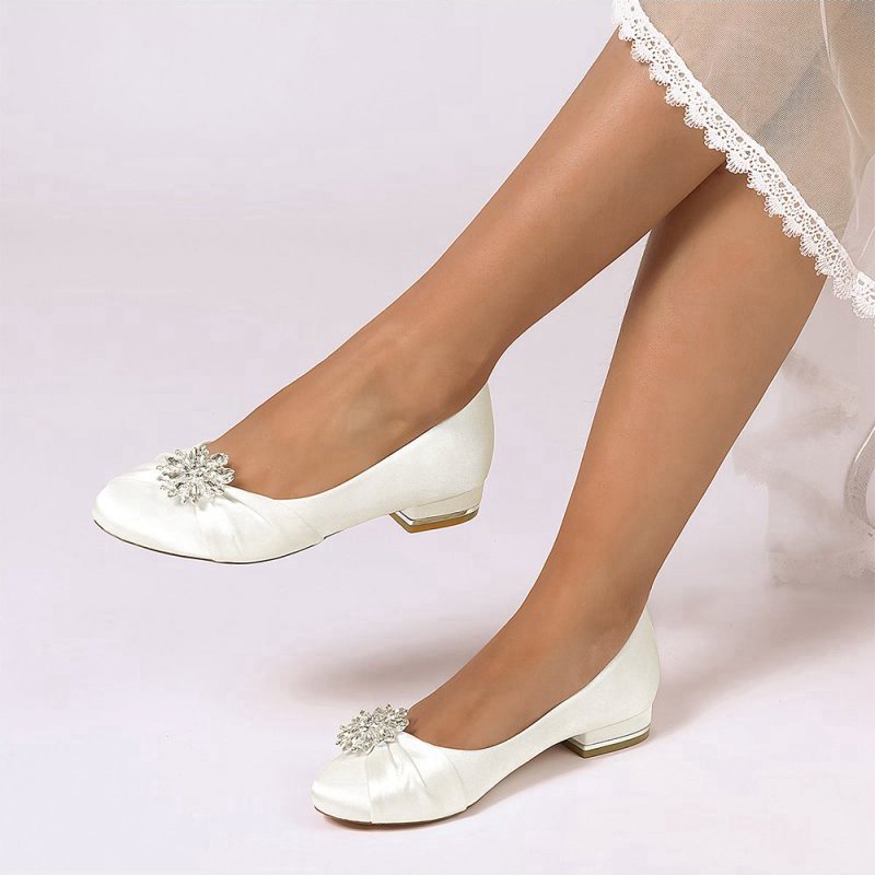 Flat Shoes with Crystal Flower Decoration