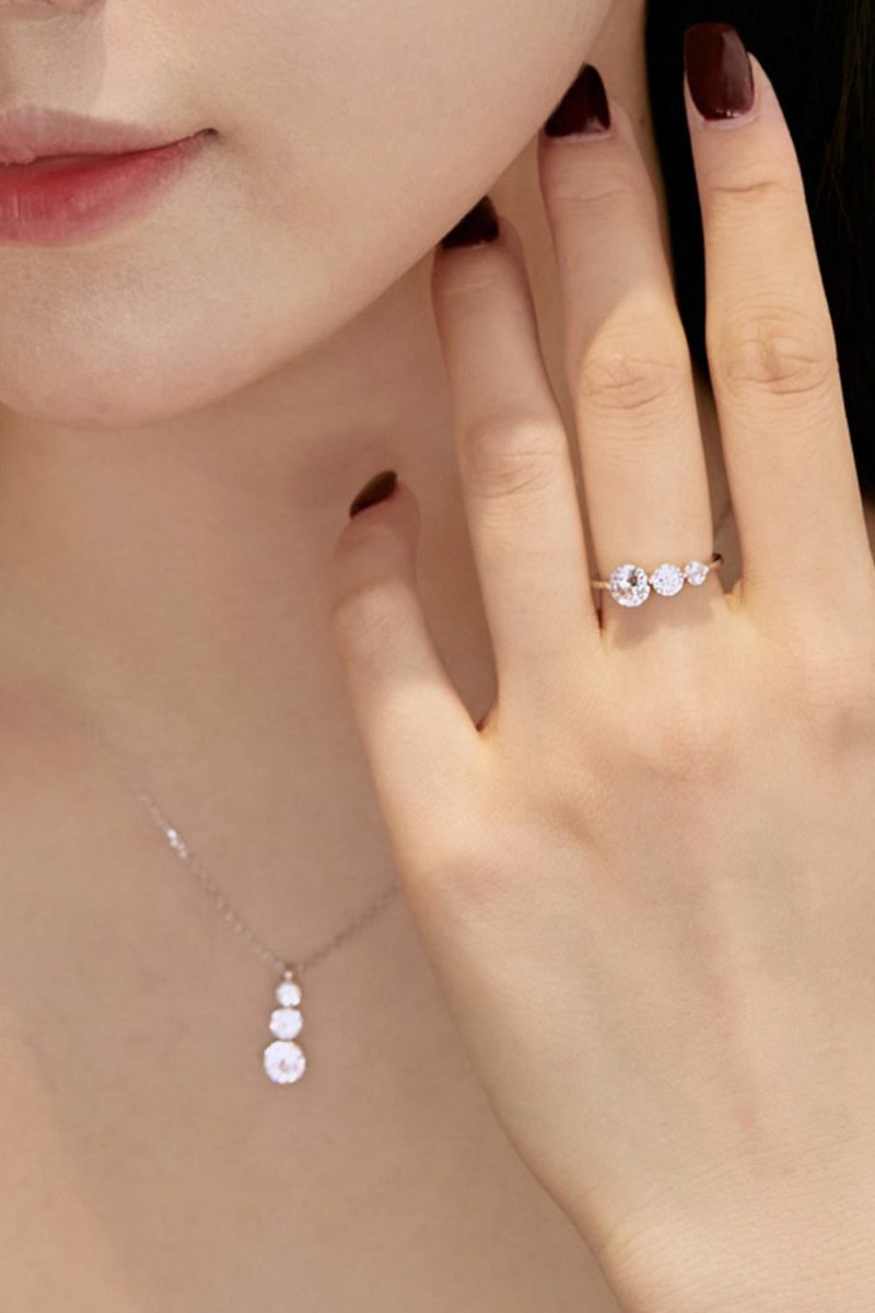 Round-Cut Three Sparkle Zircon Ring