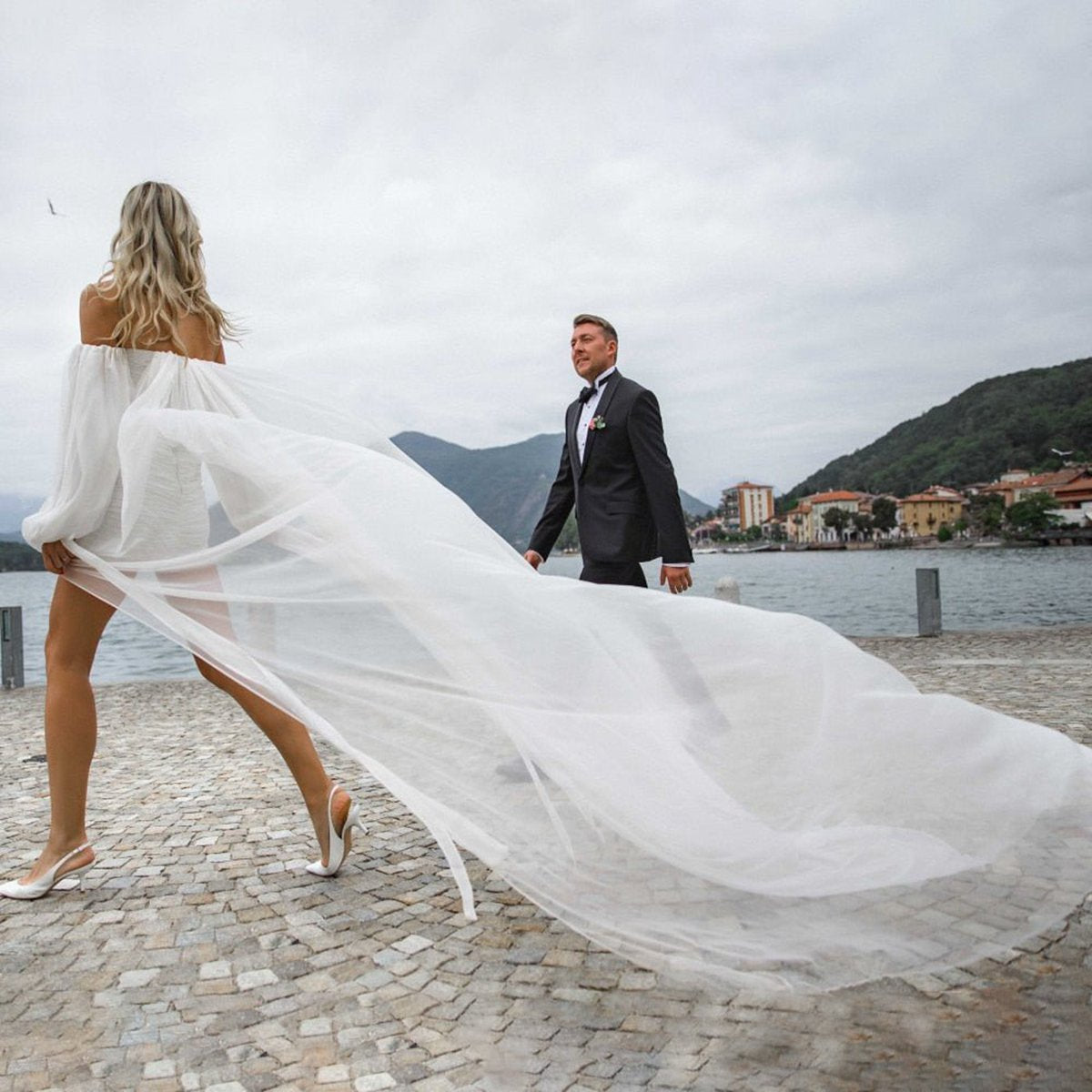 Modern Chiffon Minimalist Wedding Dresses with Detachable Long Sleeves