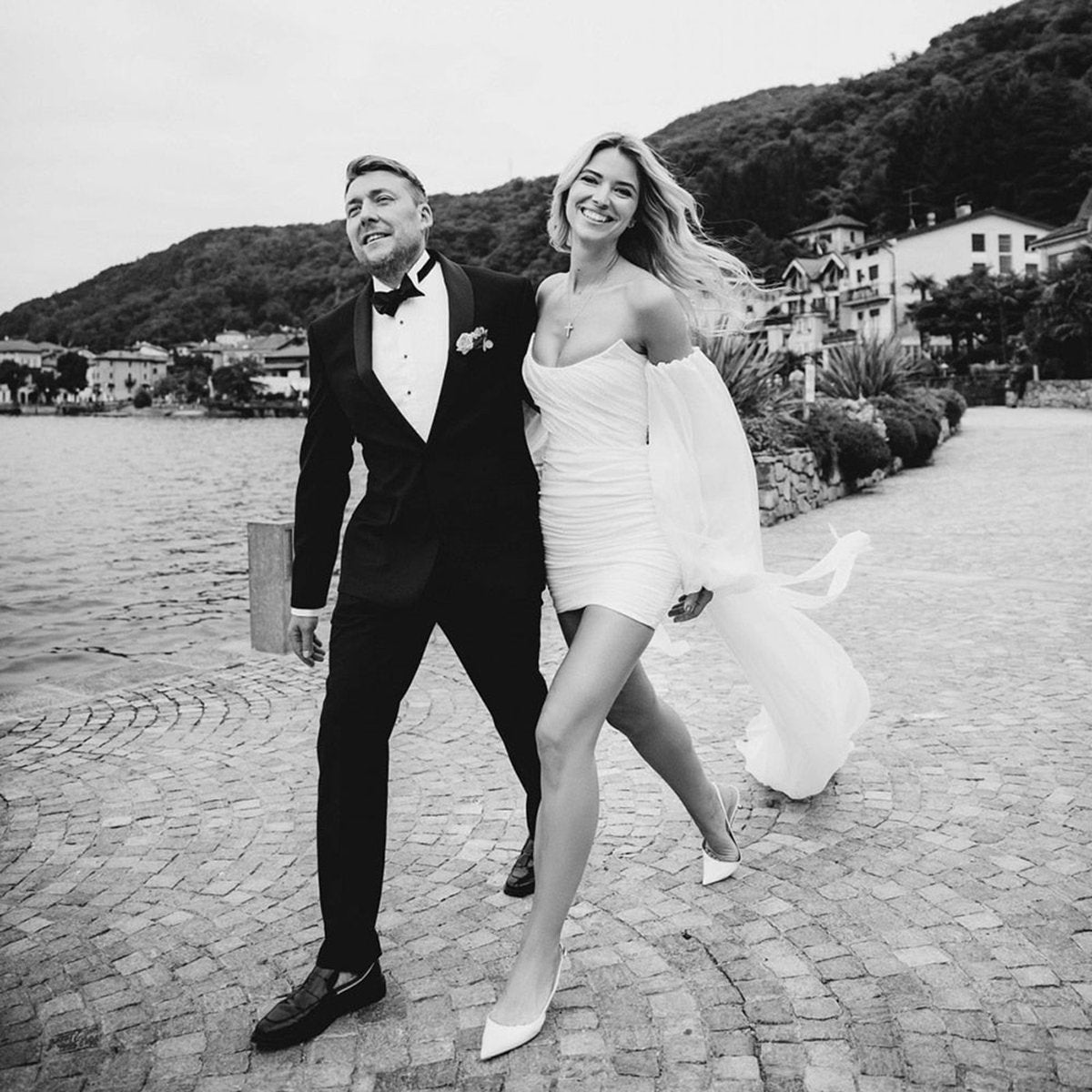 Modern Chiffon Minimalist Wedding Dresses with Detachable Long Sleeves