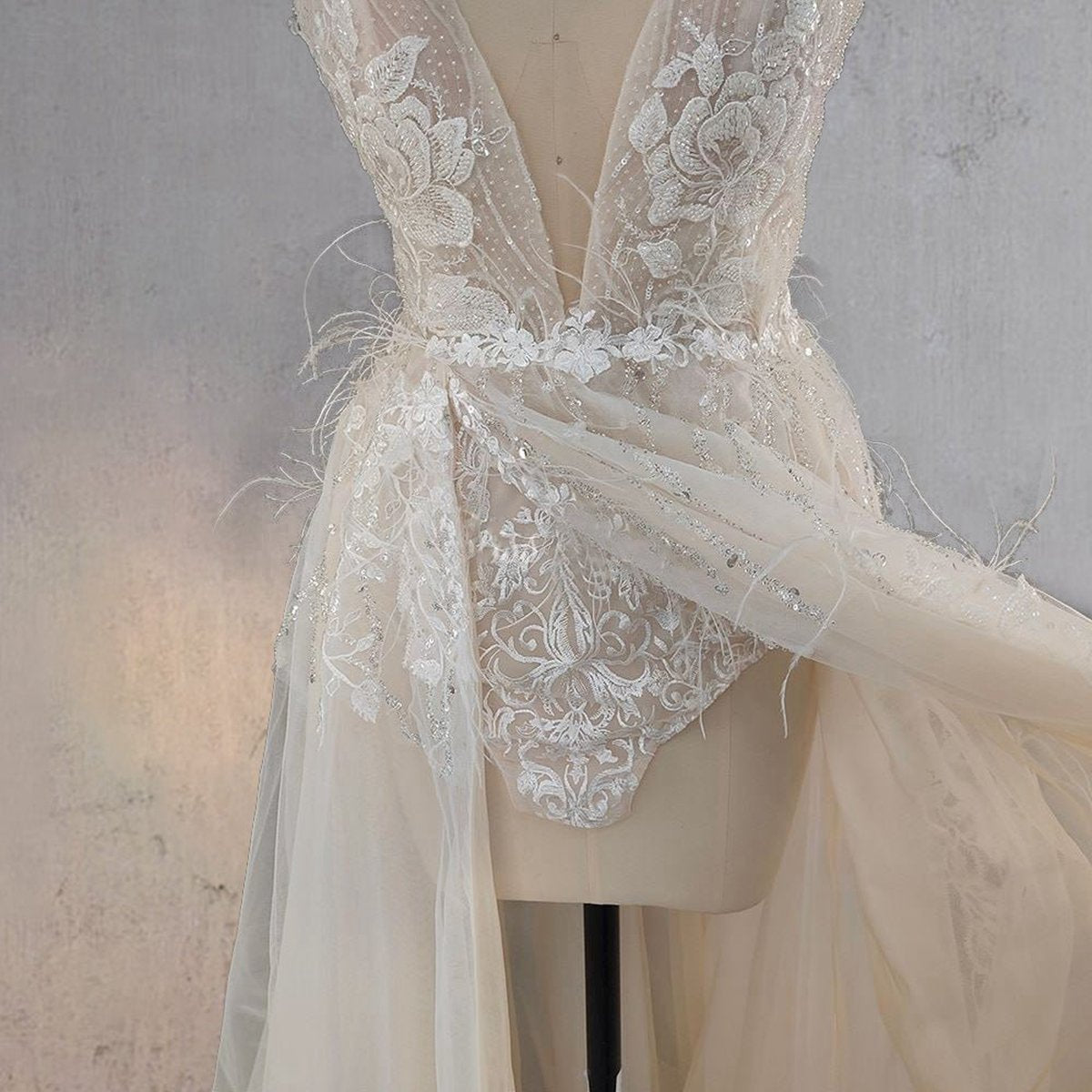 Spaghetti Straps Appliqued Lace Wedding Dresses with Feathers