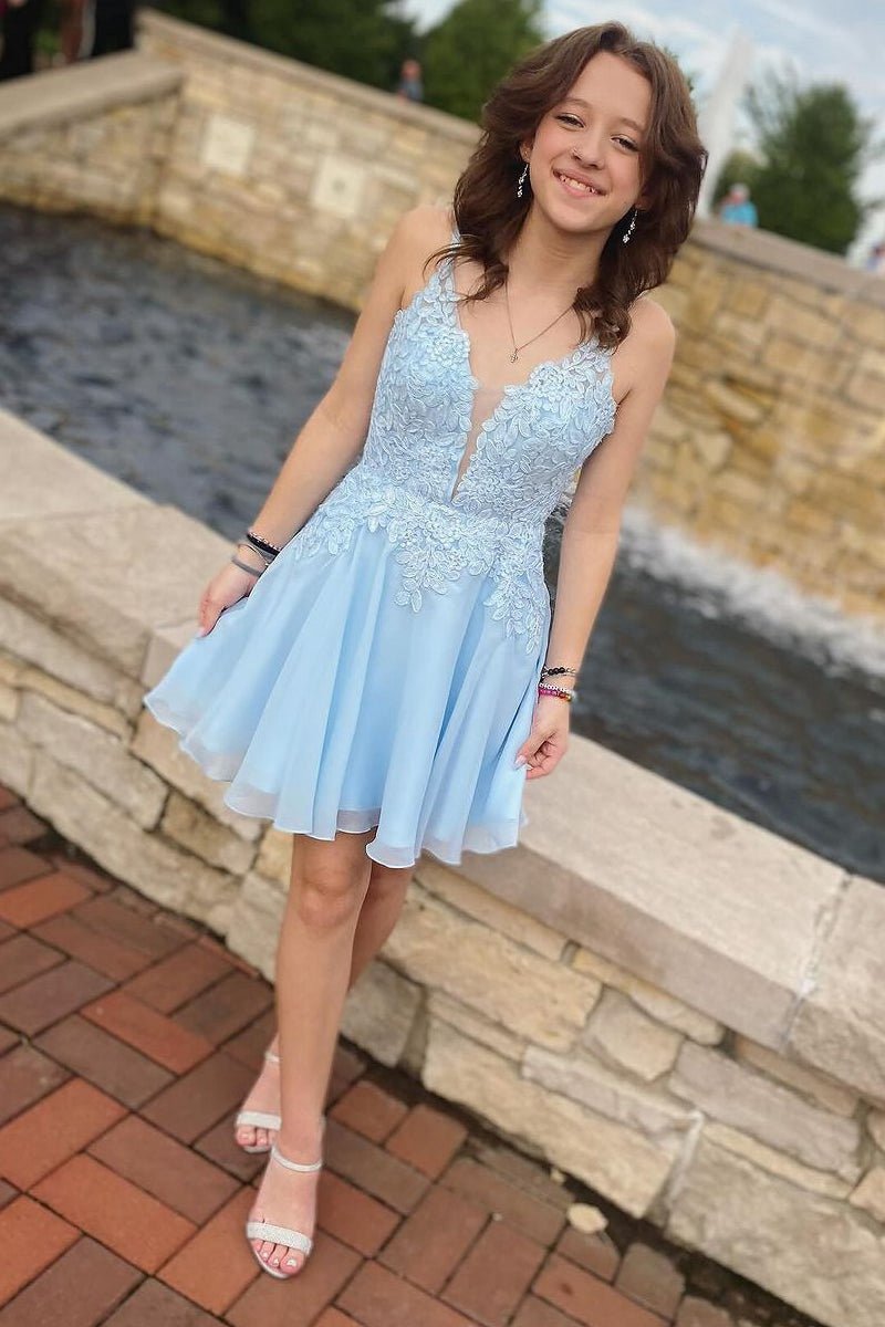 V Neck Tulle Short Homecoming Dresses with Appliques