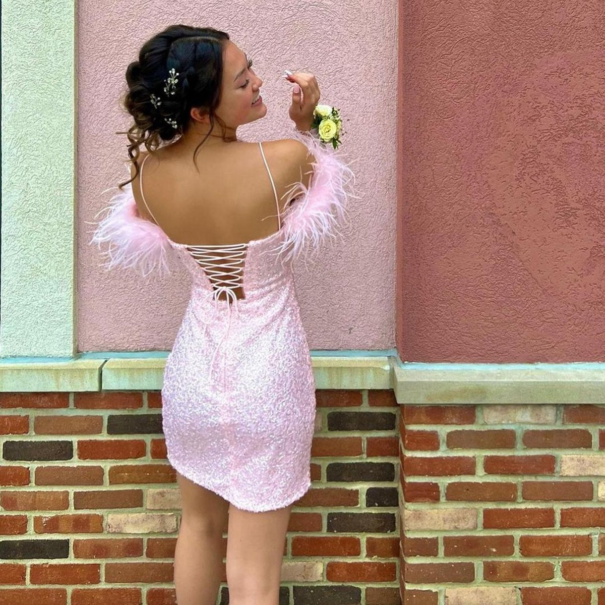 Sparkly Bodycon Scoop Neck Sequins Short homecoming Dresses with Feather