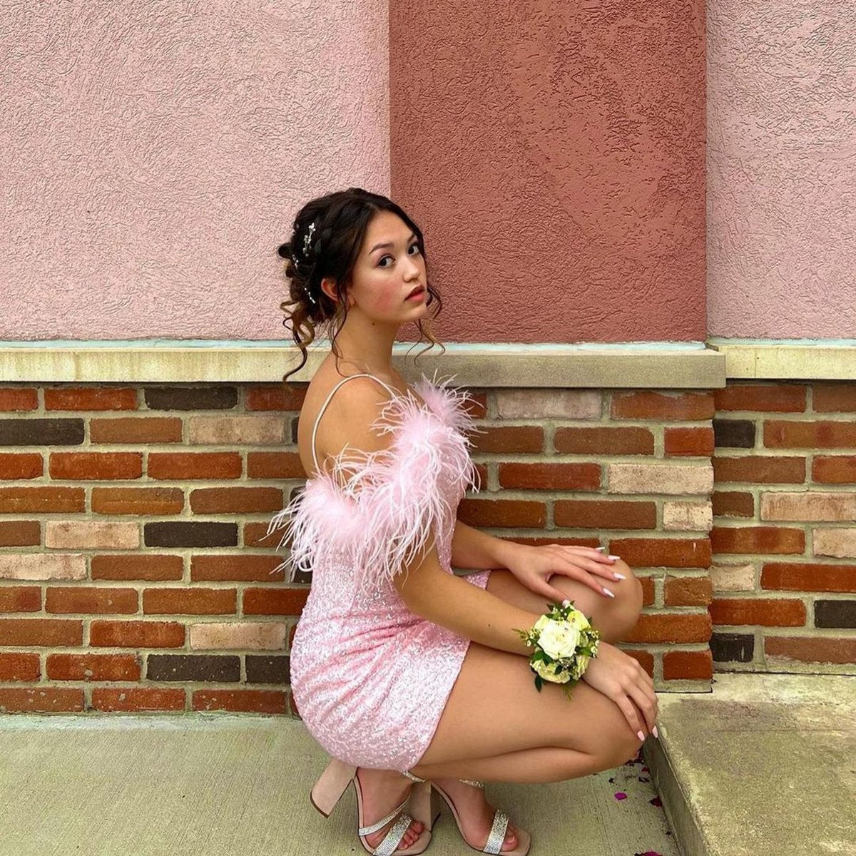 Sparkly Bodycon Scoop Neck Sequins Short homecoming Dresses with Feather