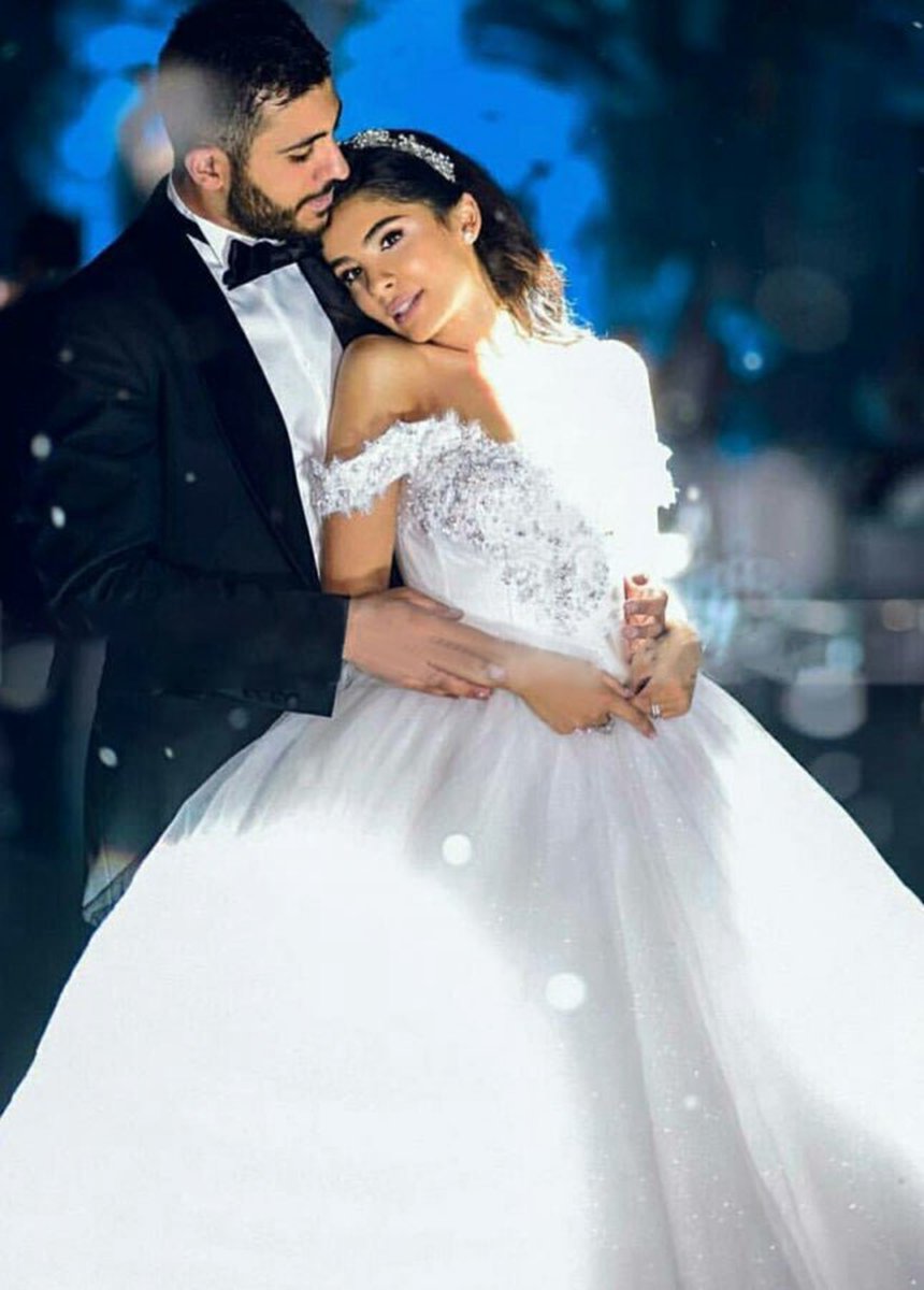 Sleeveless Beading Off-the-Shoulder Ball Gown Wedding Dresses with Train