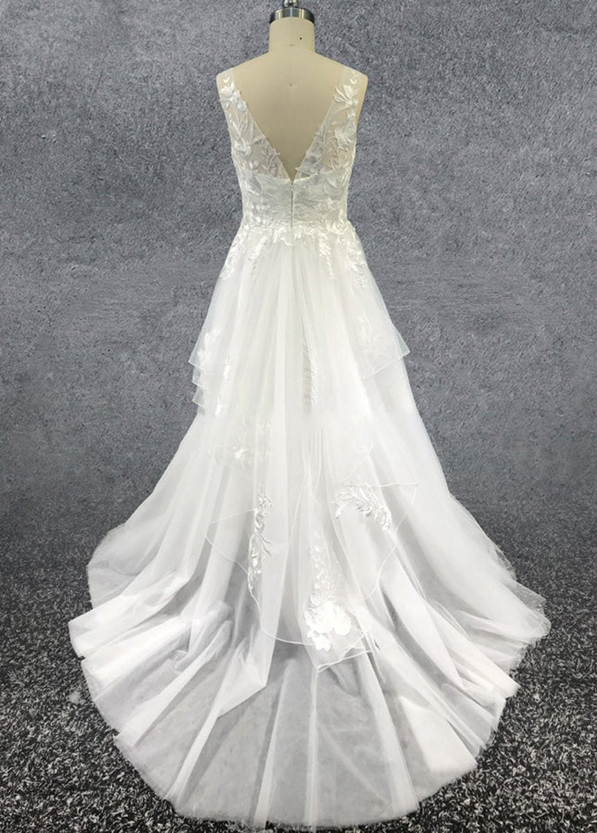 Charming A-line V-Neck Sleeveless Wedding Dresses with Lace Appliques