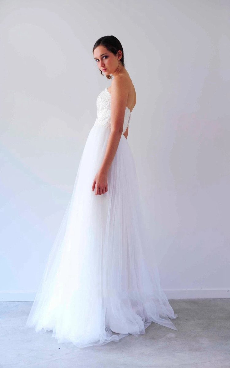 V Neck Sleeveless A-line Long Tulle Backless Wedding Dresses