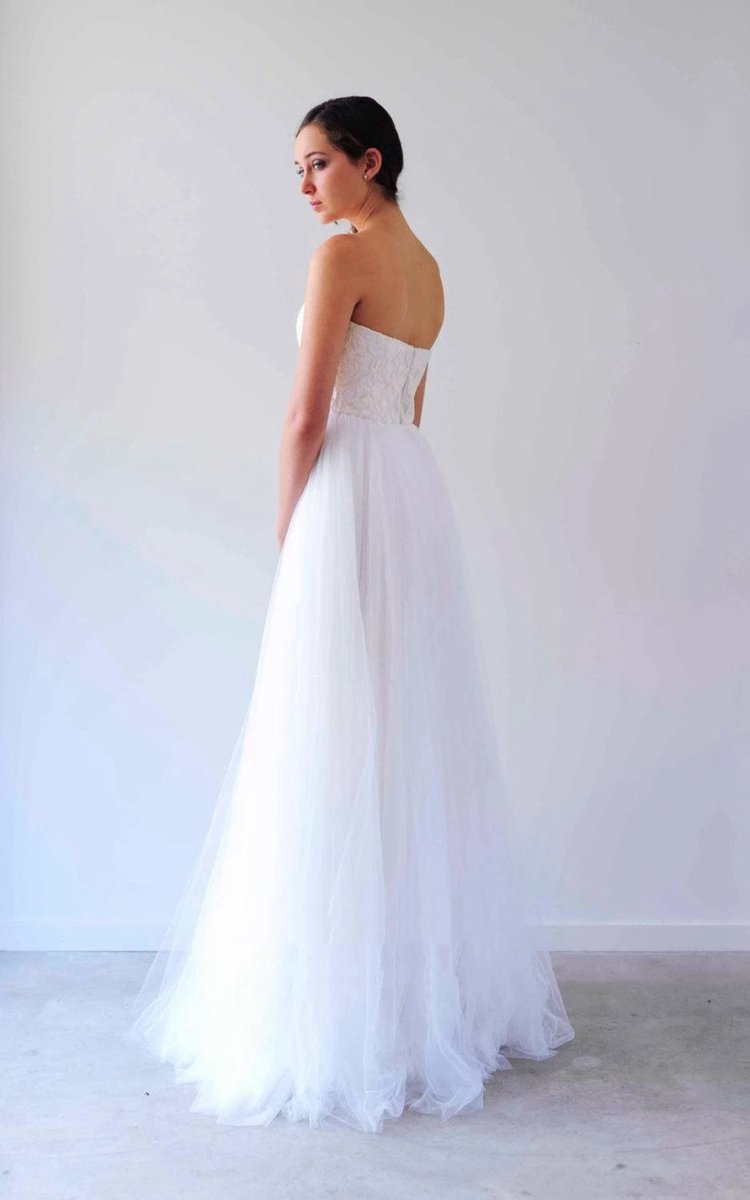 V Neck Sleeveless A-line Long Tulle Backless Wedding Dresses