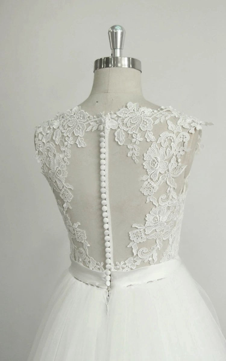 A-line Lace Appliques Covered-Button Sleeveless Tulle Wedding Dresses
