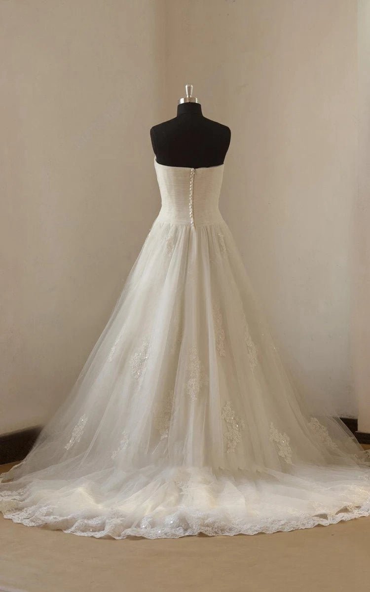 Romantic A-line Lace Appliques Sweetheart Neckline Sleeveless Wedding Dresses