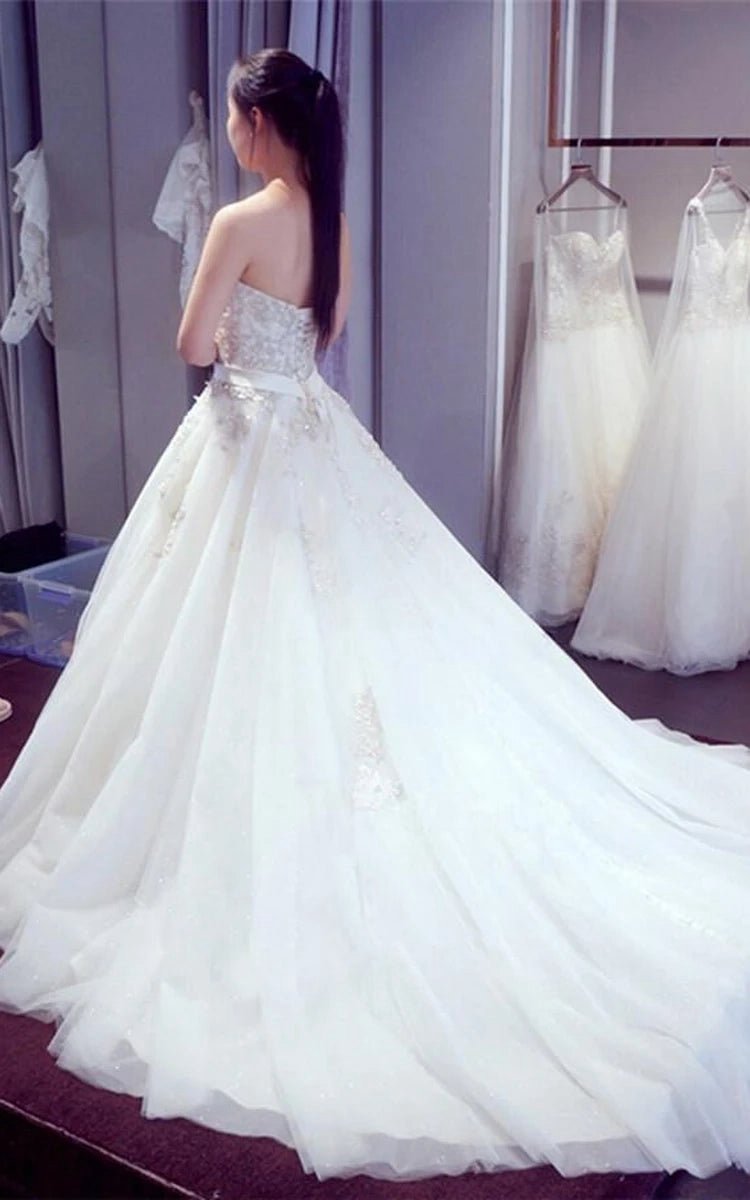 Elegant Sweetheart Beaded Appliques A-line Court Train Wedding Dresses