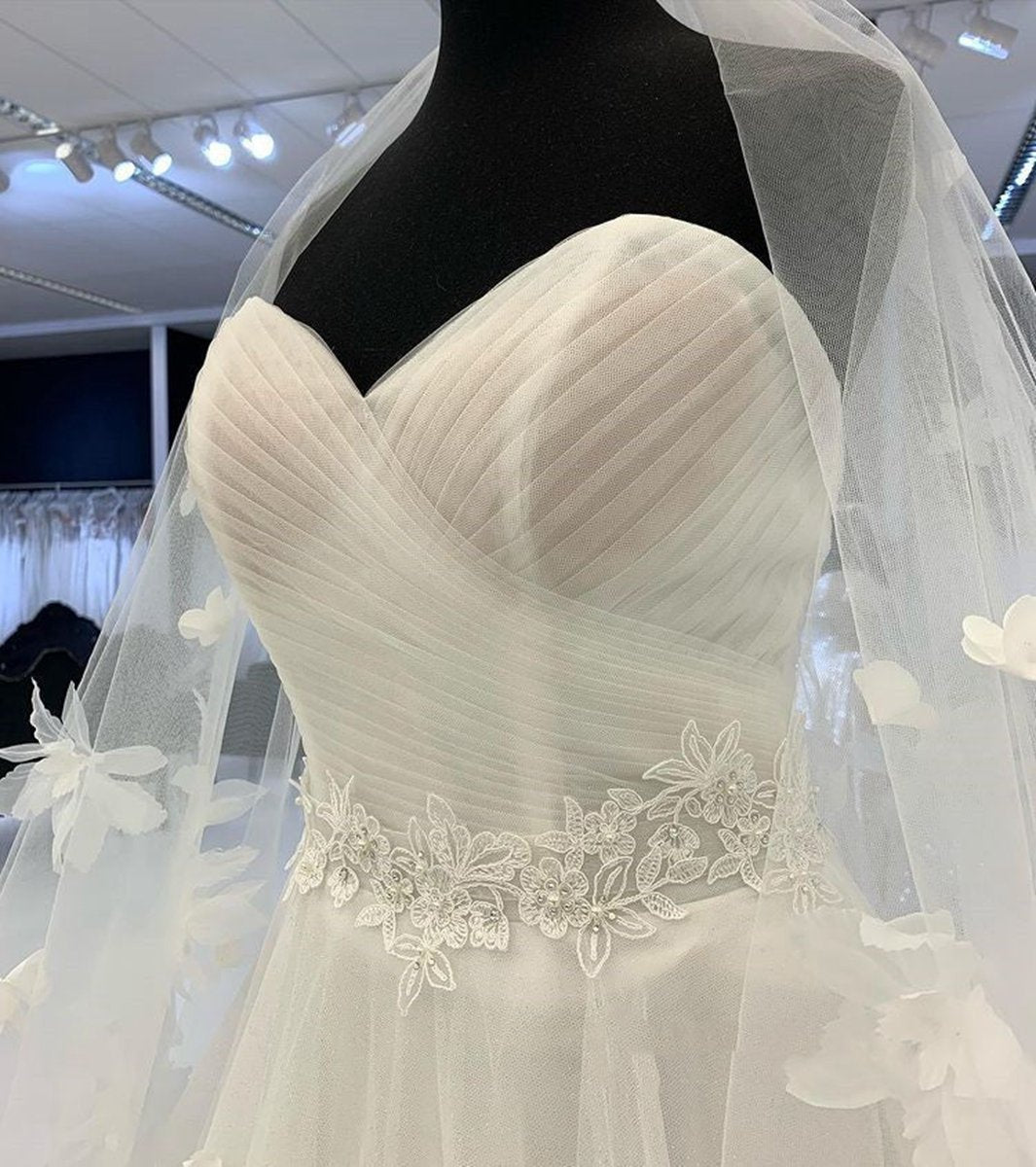 Romantic A-line Sweetheart Sleeveless Tulle Modest Floral Wedding Dresses