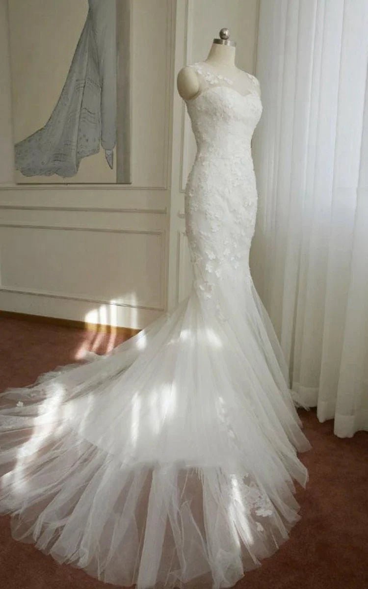 Mermaid Sleeveless Lace Appliques Covered-Button Tulle Wedding Dresses