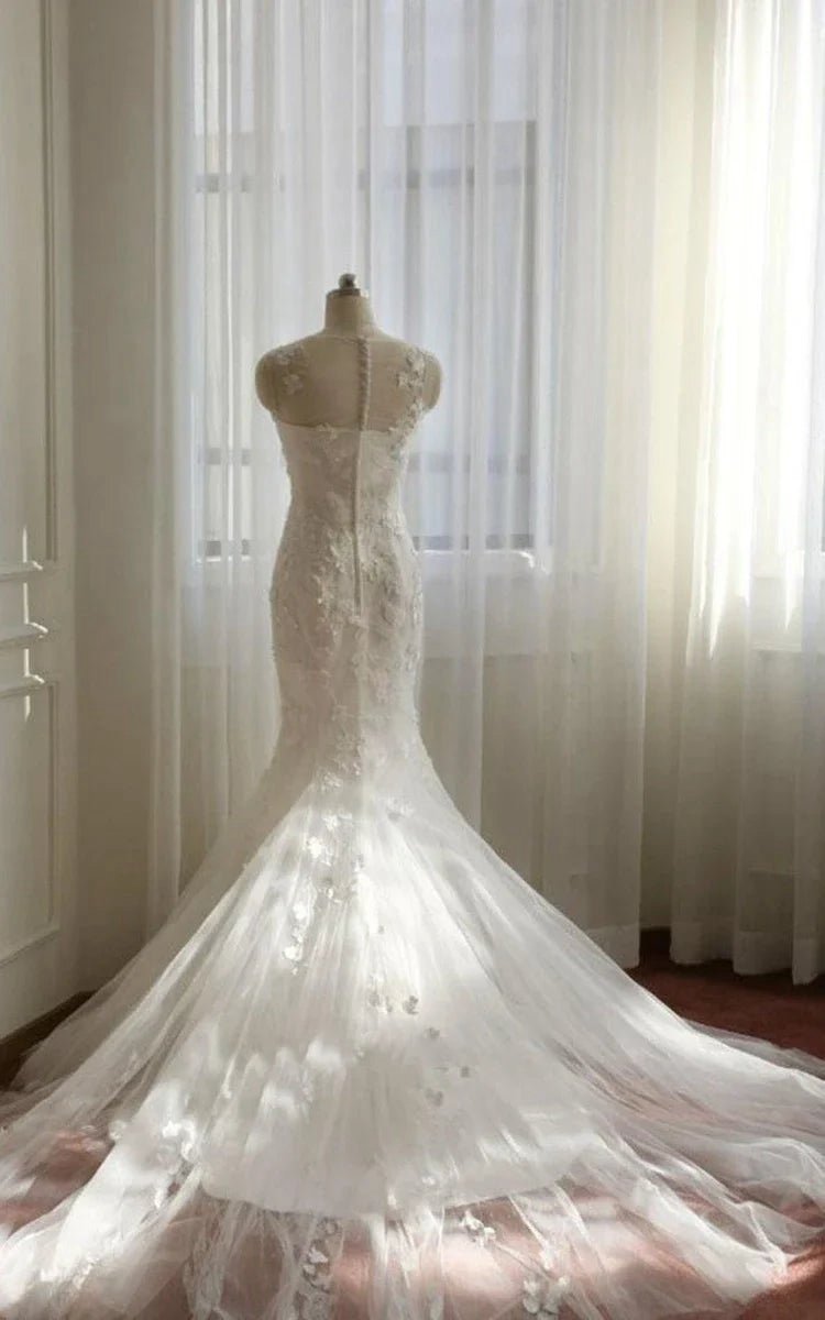 Mermaid Sleeveless Lace Appliques Covered-Button Tulle Wedding Dresses