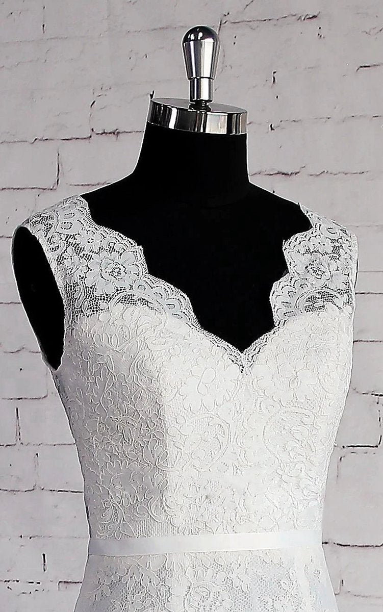 V-Neck Sleeveless Lace Appliques A-line Sweep Train Zipper Wedding Dresses