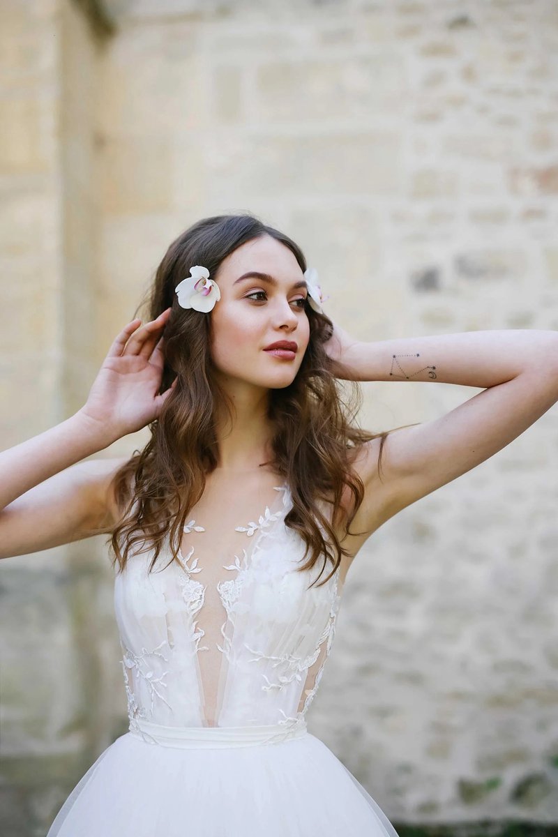 Tulle A-line Sleeveless Illusion V-Neck Appliqued Wedding Dresses