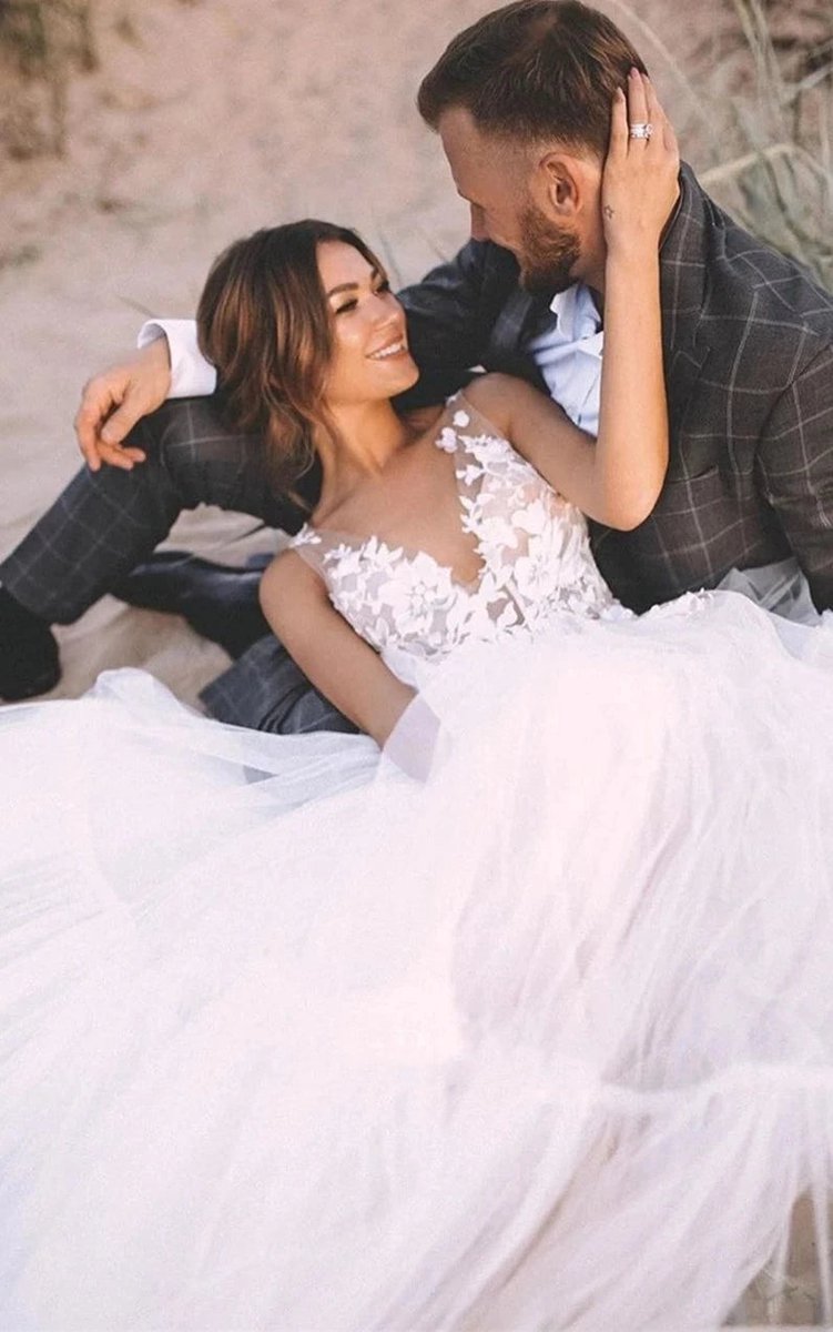A-line V-neck Lace Tulle Sleeveless Wedding Dresses with Appliques