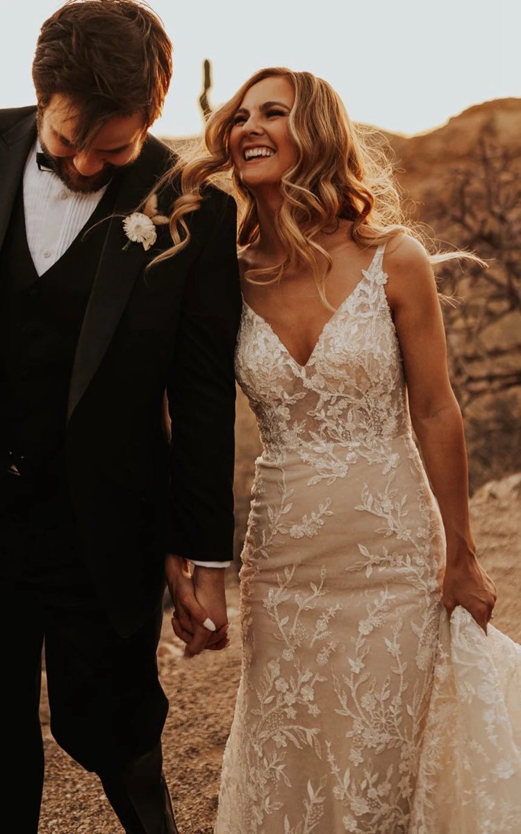 Mermaid V-neck Lace Sleeveless Wedding Dresses with Sweep Train Simple Elegant Ethereal Country Garden