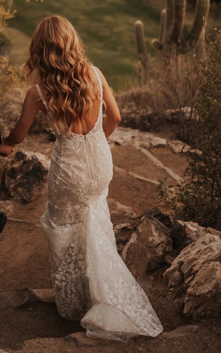 Mermaid V-neck Lace Sleeveless Wedding Dresses with Sweep Train Simple Elegant Ethereal Country Garden