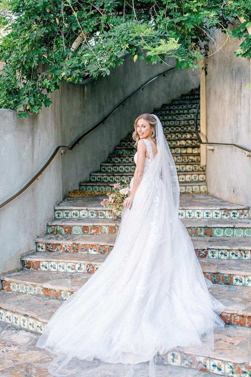 Vintage A-line V Neck Tulle Appliques Wedding Dresses