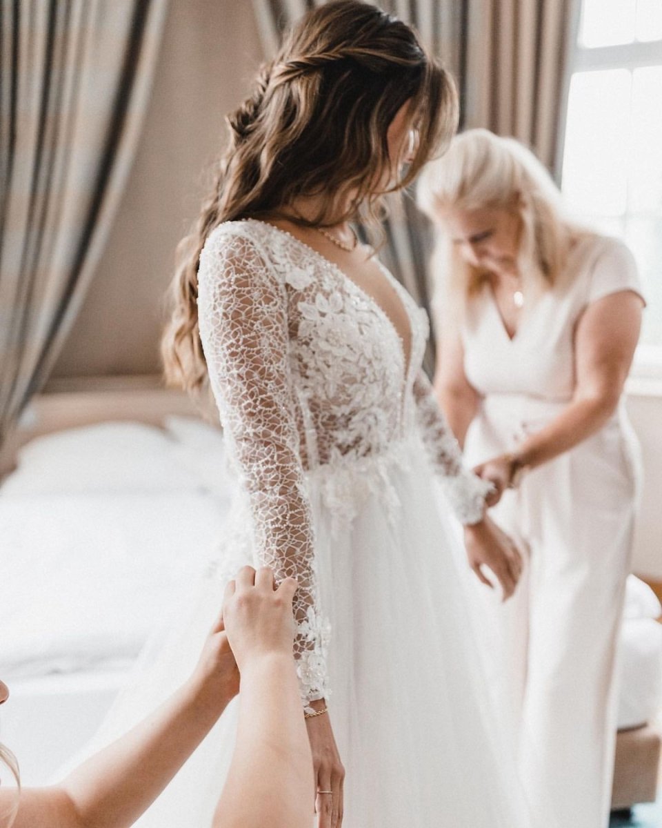 Elegant A-line V Neck Tulle Wedding Dresses with Lace