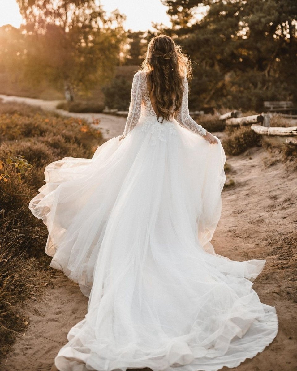 Elegant A-line V Neck Tulle Wedding Dresses with Lace