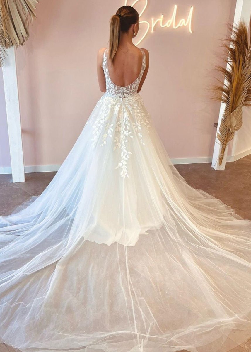 Elegant A-line V Neck Tulle Wedding Dresses with Appliques