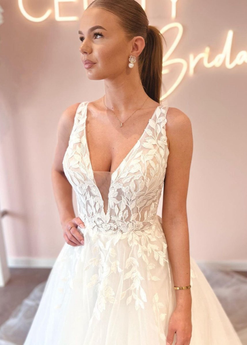 Elegant A-line V Neck Tulle Wedding Dresses with Appliques
