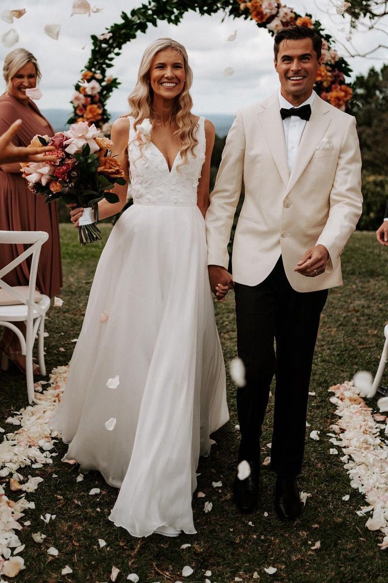 Elegant A-line V Neck Chiffon Wedding Dresses with Appliques