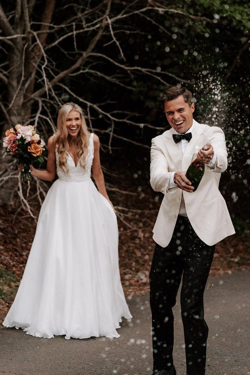 Elegant A-line V Neck Chiffon Wedding Dresses with Appliques