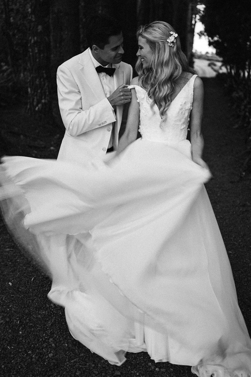 Elegant A-line V Neck Chiffon Wedding Dresses with Appliques
