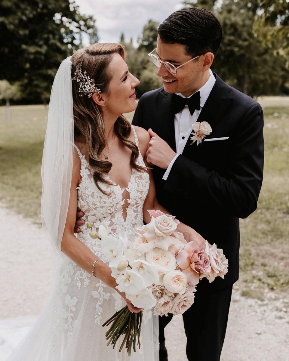 Charming A-line V Neck Tulle Wedding Dresses with Appliques