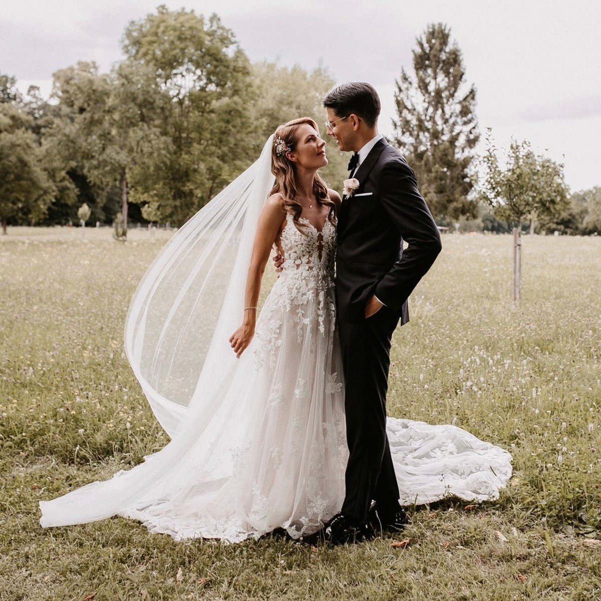 Charming A-line V Neck Tulle Wedding Dresses with Appliques
