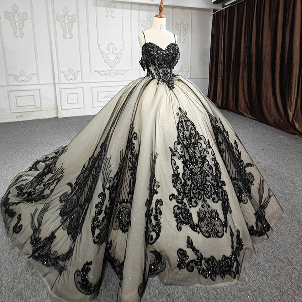 Spaghetti Straps Embroidery Lace Quinceanera Dresses