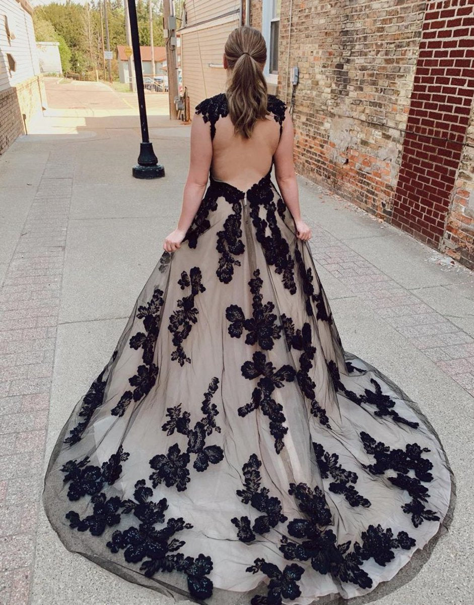 Open Back Court Train Wedding Dresses with Appliques