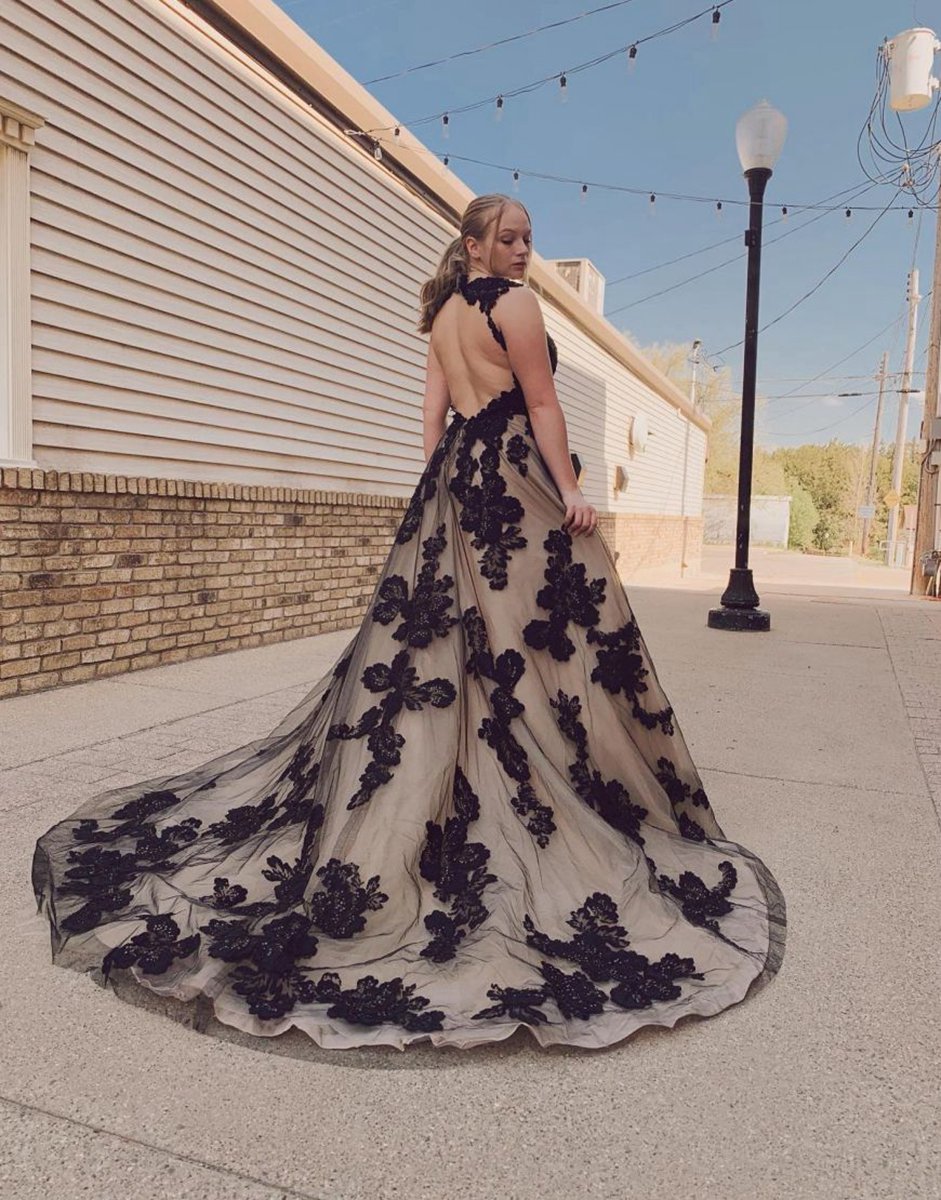 Open Back Court Train Wedding Dresses with Appliques