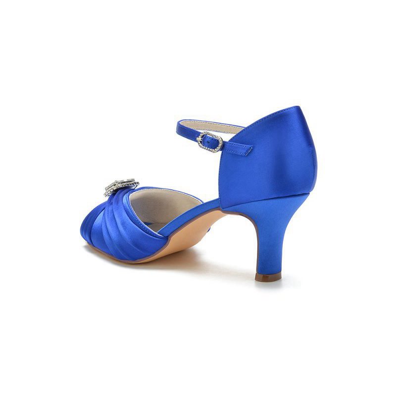 Elegant Pump with Buckle Accent