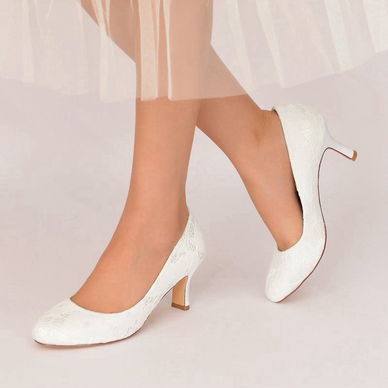 Chic Lace Pumps with Intricate Floral Pattern