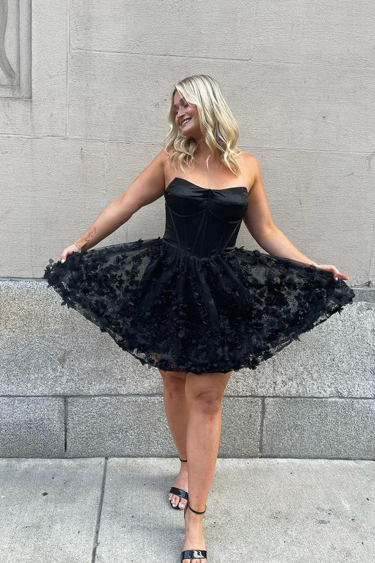 Cute A-line Sweetheart Lace Short Homecoming Dressesees