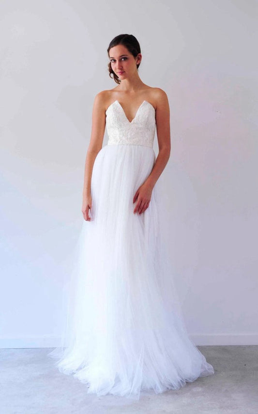 V Neck Sleeveless A-line Long Tulle Backless Wedding Dresses