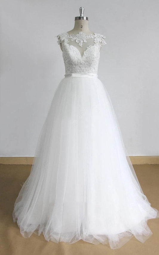 A-line Lace Appliques Covered-Button Sleeveless Tulle Wedding Dresses