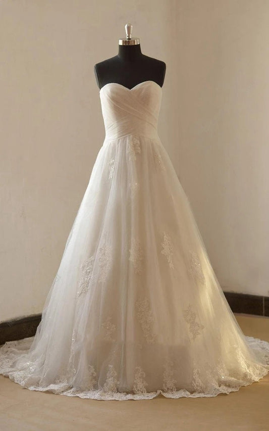 Romantic A-line Lace Appliques Sweetheart Neckline Sleeveless Wedding Dresses