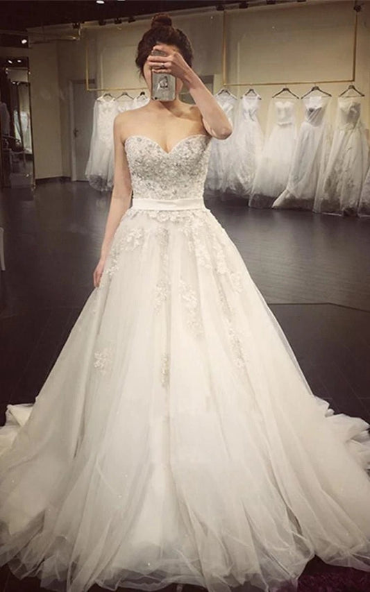 Elegant Sweetheart Beaded Appliques A-line Court Train Wedding Dresses