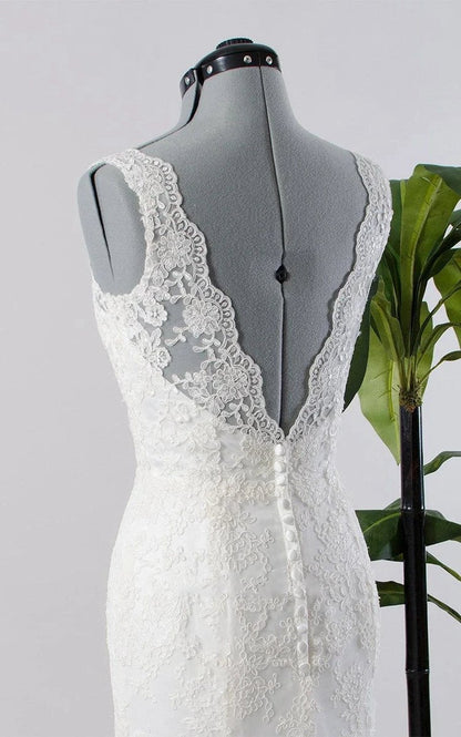 Mermaid Sleeveless Lace Appliques Backless Wedding Dresses with Sash