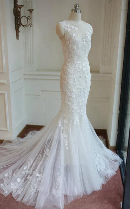 Mermaid Sleeveless Lace Appliques Covered-Button Tulle Wedding Dresses