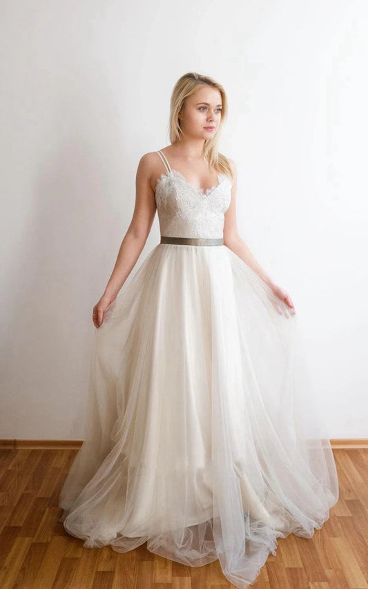 Romantic Long A-line Tulle Wedding Dresses with Spaghetti Straps And Lace Bodice