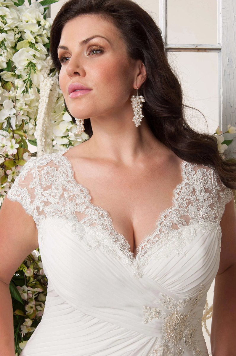 Sheath V-Neck Appliqued Cap-Sleeve Chiffon Wedding Dresses with Ruching And Keyhole