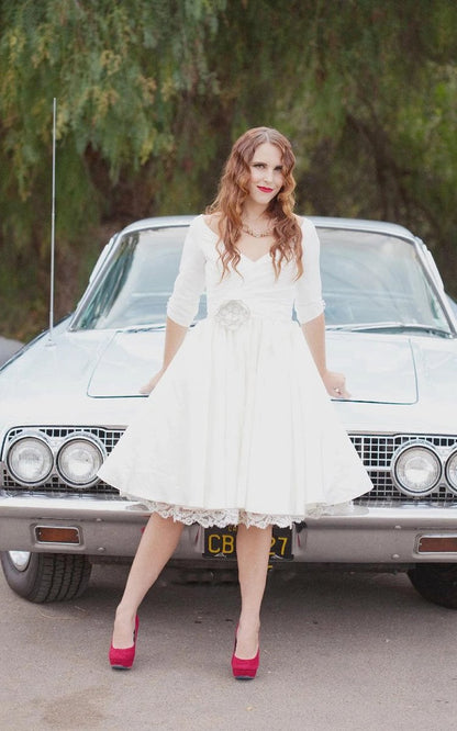 Knee Length Wedding Dresses with 3/4 Sleeves