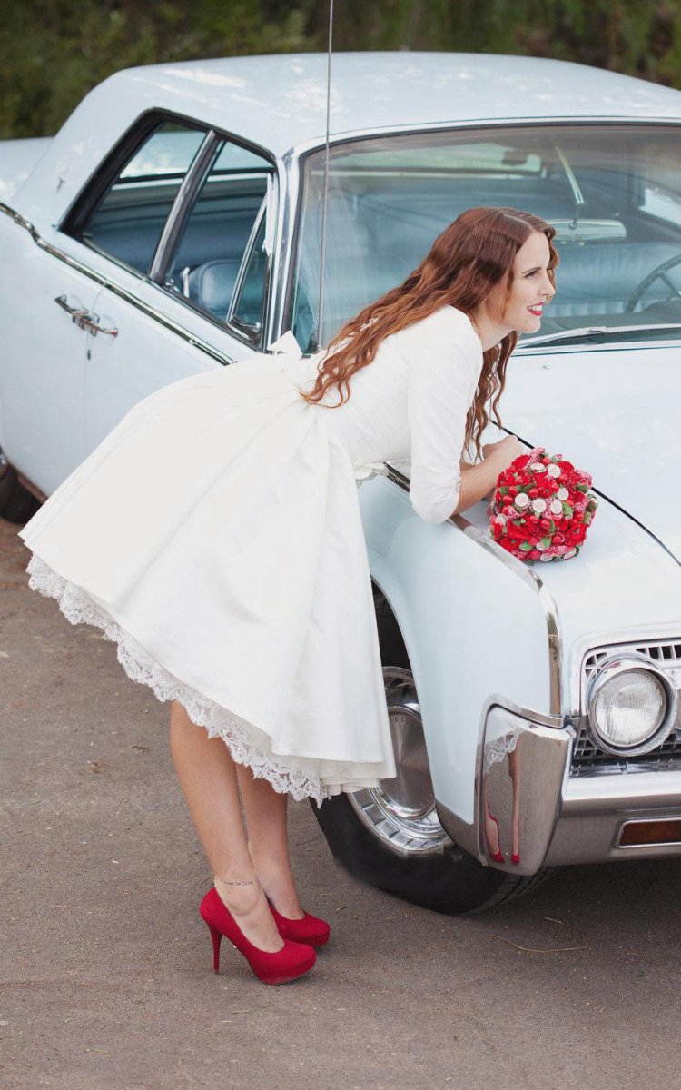 Knee Length Wedding Dresses with 3/4 Sleeves