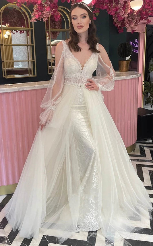 Casual A-line Scalloped Tulle Sweep Train Wedding Dresses with Appliques
